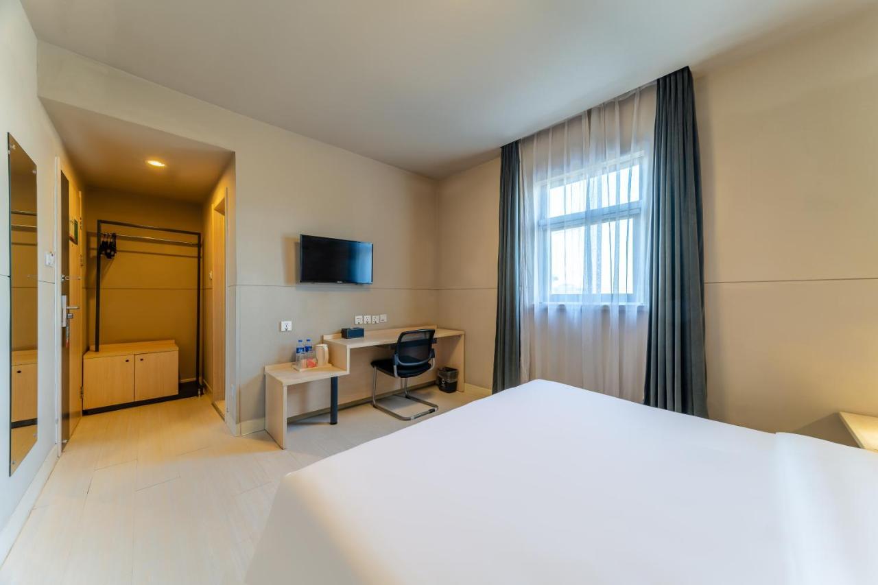 Standard Queen Room